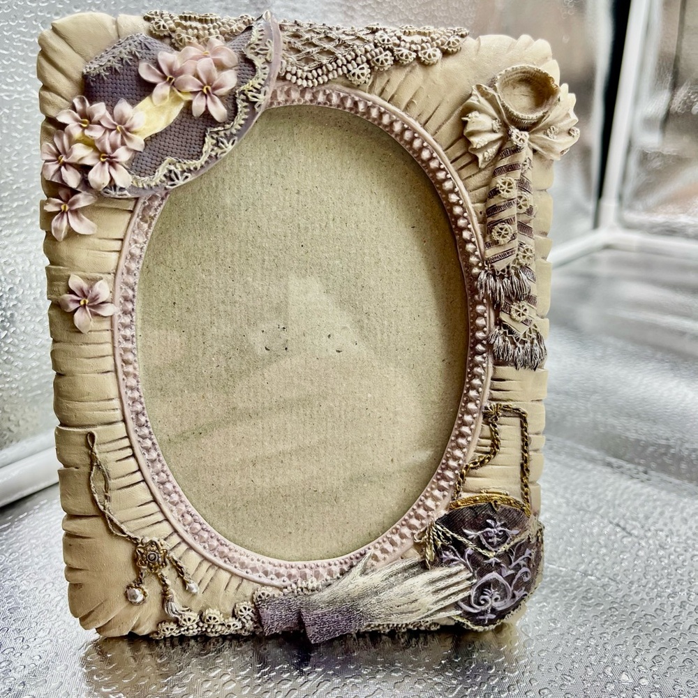 Vintage Resin Victorian Style Photo 3 x5 Frame